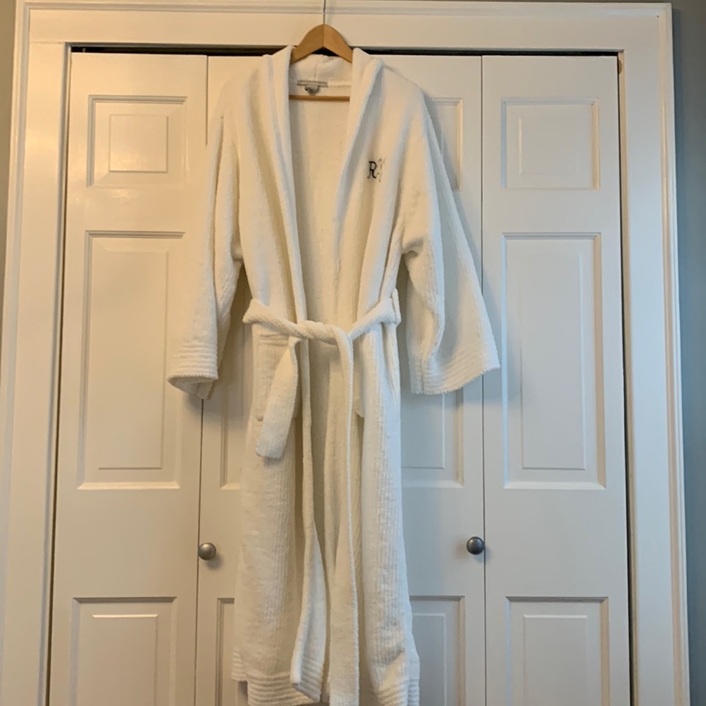 Colorado Comfort white shawl collar robe has tie & 2 patch pockets. Size L/XL.